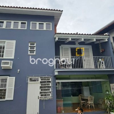 Casa com 316m², 4 quartos (sendo 2 suítes), 2 garagens, no bairro Estreito em Florianópolis