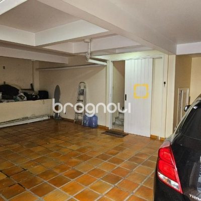 Casa com 316m², 4 quartos (sendo 2 suítes), 2 garagens, no bairro Estreito em Florianópolis