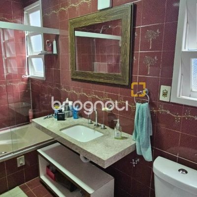 Casa com 316m², 4 quartos (sendo 2 suítes), 2 garagens, no bairro Estreito em Florianópolis