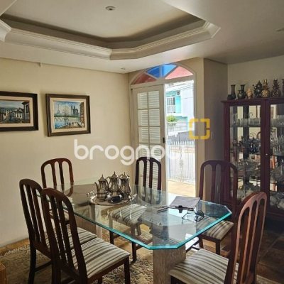 Casa com 316m², 4 quartos (sendo 2 suítes), 2 garagens, no bairro Estreito em Florianópolis