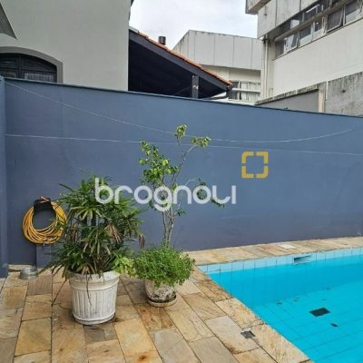 Casa com 316m², 4 quartos (sendo 2 suítes), 2 garagens, no bairro Estreito em Florianópolis