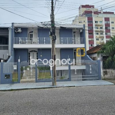 Casa com 316m², 4 quartos (sendo 2 suítes), 2 garagens, no bairro Estreito em Florianópolis