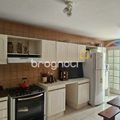Casa com 316m², 4 quartos (sendo 2 suítes), 2 garagens, no bairro Estreito em Florianópolis
