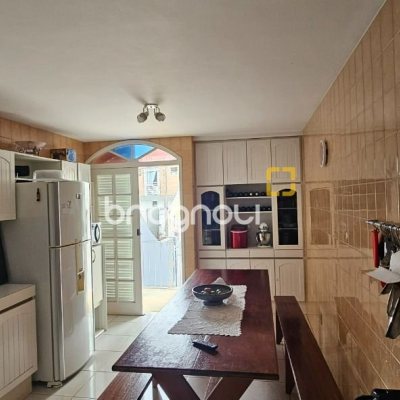 Casa com 316m², 4 quartos (sendo 2 suítes), 2 garagens, no bairro Estreito em Florianópolis