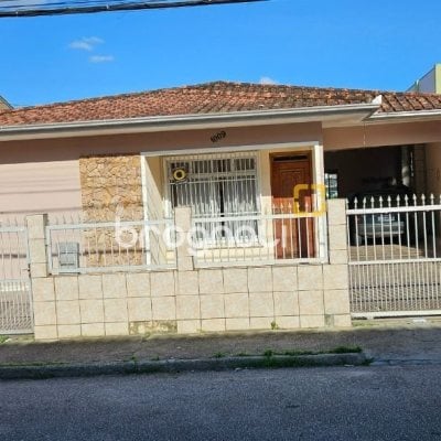 Casa com 241m², 3 quartos (sendo 1 suíte), 3 garagens, no bairro Barreiros em São José