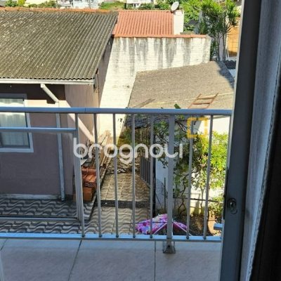 Casa com 241m², 3 quartos (sendo 1 suíte), 3 garagens, no bairro Barreiros em São José