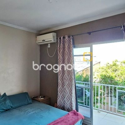 Casa com 241m², 3 quartos (sendo 1 suíte), 3 garagens, no bairro Barreiros em São José