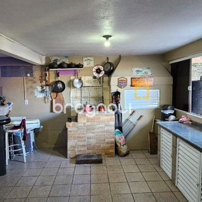Casa com 241m², 3 quartos (sendo 1 suíte), 3 garagens, no bairro Barreiros em São José