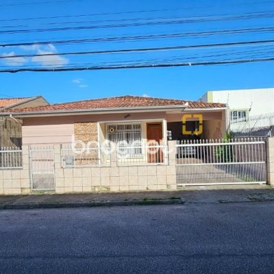 Casa com 241m², 3 quartos (sendo 1 suíte), 3 garagens, no bairro Barreiros em São José