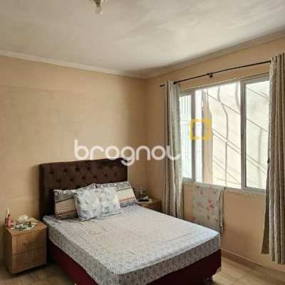 Casa com 241m², 3 quartos (sendo 1 suíte), 3 garagens, no bairro Barreiros em São José