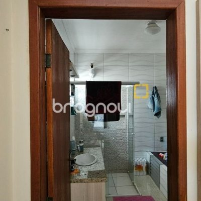 Casa com 241m², 3 quartos (sendo 1 suíte), 3 garagens, no bairro Barreiros em São José