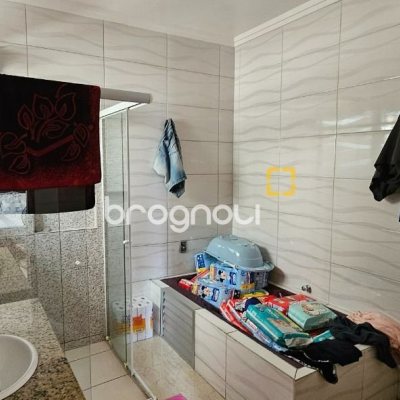 Casa com 241m², 3 quartos (sendo 1 suíte), 3 garagens, no bairro Barreiros em São José