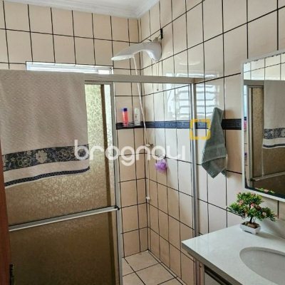 Casa com 241m², 3 quartos (sendo 1 suíte), 3 garagens, no bairro Barreiros em São José