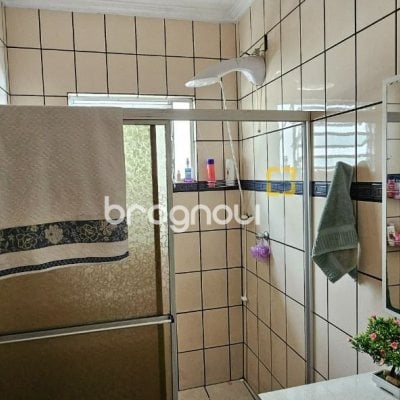 Casa com 241m², 3 quartos (sendo 1 suíte), 3 garagens, no bairro Barreiros em São José
