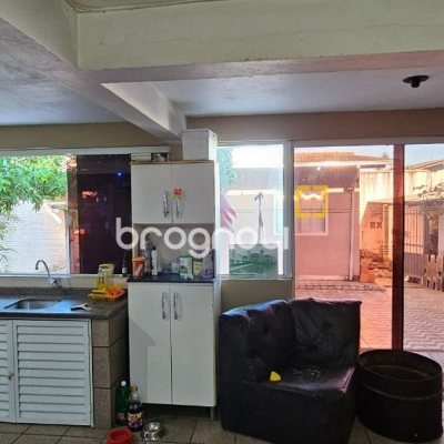 Casa com 241m², 3 quartos (sendo 1 suíte), 3 garagens, no bairro Barreiros em São José