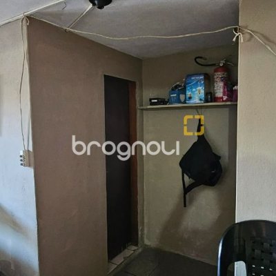 Casa com 241m², 3 quartos (sendo 1 suíte), 3 garagens, no bairro Barreiros em São José
