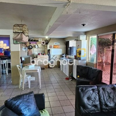Casa com 241m², 3 quartos (sendo 1 suíte), 3 garagens, no bairro Barreiros em São José