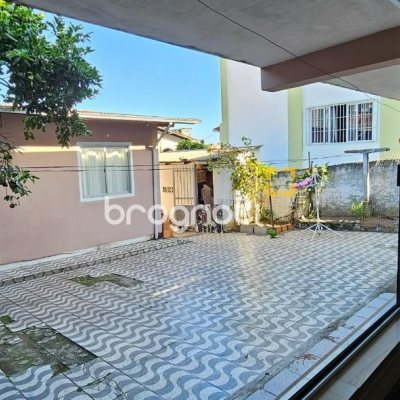 Casa com 241m², 3 quartos (sendo 1 suíte), 3 garagens, no bairro Barreiros em São José