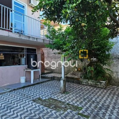 Casa com 241m², 3 quartos (sendo 1 suíte), 3 garagens, no bairro Barreiros em São José