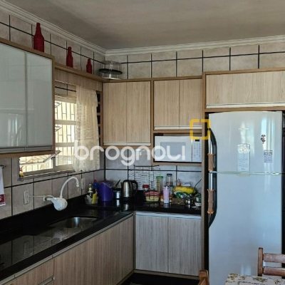 Casa com 241m², 3 quartos (sendo 1 suíte), 3 garagens, no bairro Barreiros em São José