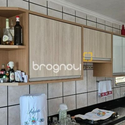 Casa com 241m², 3 quartos (sendo 1 suíte), 3 garagens, no bairro Barreiros em São José