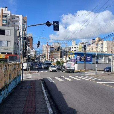 Terreno com 464m², no bairro Estreito em Florianópolis