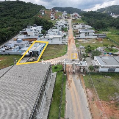 Casa de Condomínio com 183m², 3 quartos (sendo 1 suíte), 2 garagens, no bairro Sertão do Maruim em São José