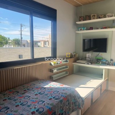 Casa de Condomínio com 183m², 3 quartos (sendo 1 suíte), 2 garagens, no bairro Sertão do Maruim em São José