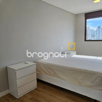 Apartamento com 126m², 3 quartos (sendo 3 suítes), 2 garagens, no bairro Estreito em Florianópolis