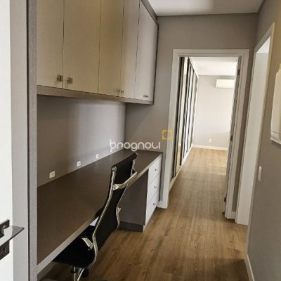 Apartamento com 126m², 3 quartos (sendo 3 suítes), 2 garagens, no bairro Estreito em Florianópolis