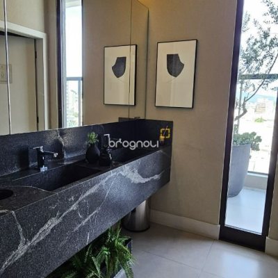 Apartamento com 126m², 3 quartos (sendo 3 suítes), 2 garagens, no bairro Estreito em Florianópolis
