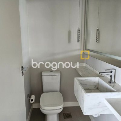 Apartamento com 126m², 3 quartos (sendo 3 suítes), 2 garagens, no bairro Estreito em Florianópolis