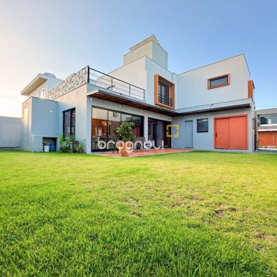 Casa de Condomínio com 239m², 3 quartos (sendo 1 suíte), 2 garagens, no bairro Campeche em Florianópolis