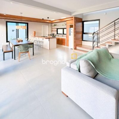Casa de Condomínio com 239m², 3 quartos (sendo 1 suíte), 2 garagens, no bairro Campeche em Florianópolis