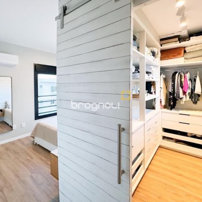 Casa de Condomínio com 239m², 3 quartos (sendo 1 suíte), 2 garagens, no bairro Campeche em Florianópolis