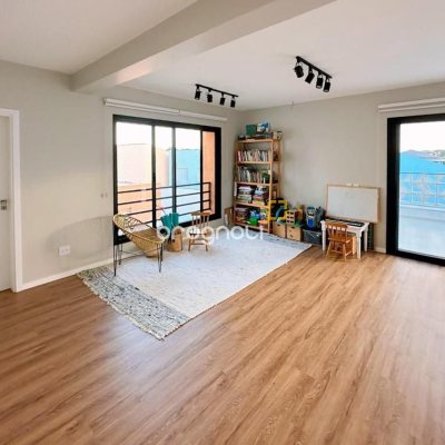 Casa de Condomínio com 239m², 3 quartos (sendo 1 suíte), 2 garagens, no bairro Campeche em Florianópolis