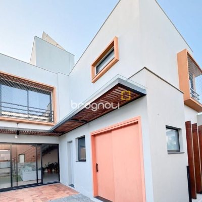 Casa de Condomínio com 239m², 3 quartos (sendo 1 suíte), 2 garagens, no bairro Campeche em Florianópolis