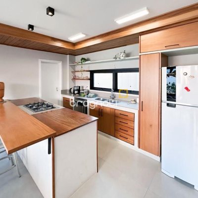 Casa de Condomínio com 239m², 3 quartos (sendo 1 suíte), 2 garagens, no bairro Campeche em Florianópolis