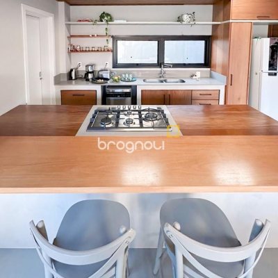 Casa de Condomínio com 239m², 3 quartos (sendo 1 suíte), 2 garagens, no bairro Campeche em Florianópolis