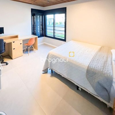 Casa de Condomínio com 239m², 3 quartos (sendo 1 suíte), 2 garagens, no bairro Campeche em Florianópolis