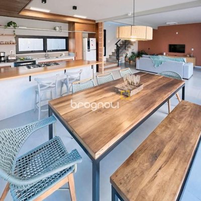 Casa de Condomínio com 239m², 3 quartos (sendo 1 suíte), 2 garagens, no bairro Campeche em Florianópolis