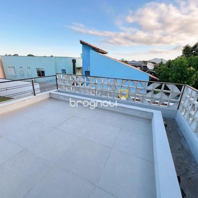 Casa de Condomínio com 239m², 3 quartos (sendo 1 suíte), 2 garagens, no bairro Campeche em Florianópolis