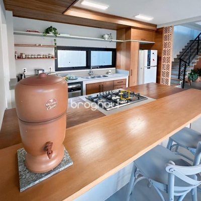 Casa de Condomínio com 239m², 3 quartos (sendo 1 suíte), 2 garagens, no bairro Campeche em Florianópolis