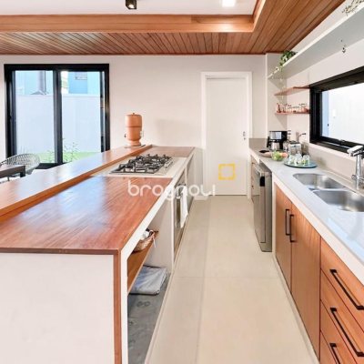 Casa de Condomínio com 239m², 3 quartos (sendo 1 suíte), 2 garagens, no bairro Campeche em Florianópolis
