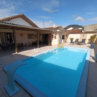 Casa com 90m², 3 quartos (sendo 1 suíte), 2 garagens, no bairro Universitário em Biguaçu