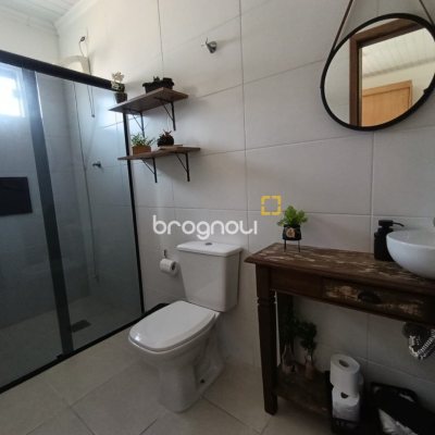 Casa com 90m², 3 quartos (sendo 1 suíte), 2 garagens, no bairro Universitário em Biguaçu