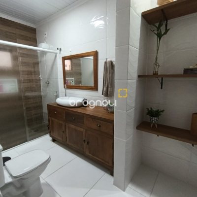 Casa com 90m², 3 quartos (sendo 1 suíte), 2 garagens, no bairro Universitário em Biguaçu