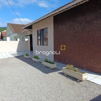 Casa com 90m², 3 quartos (sendo 1 suíte), 2 garagens, no bairro Universitário em Biguaçu