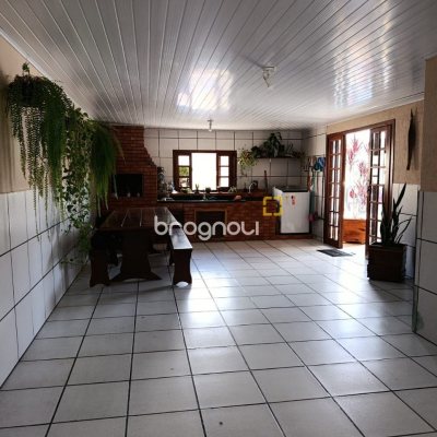 Casa com 90m², 3 quartos (sendo 1 suíte), 2 garagens, no bairro Universitário em Biguaçu