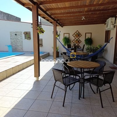 Casa com 90m², 3 quartos (sendo 1 suíte), 2 garagens, no bairro Universitário em Biguaçu
